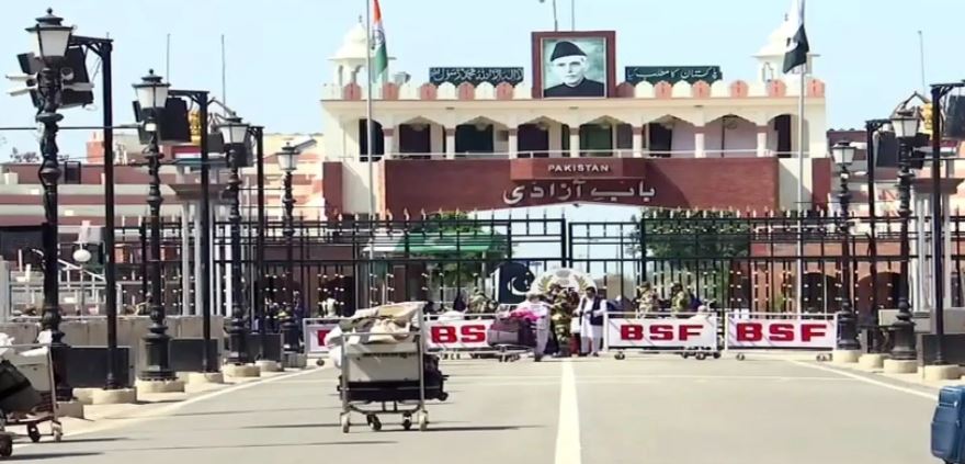 ഇന്ത്യയിൽ നിന്ന് മടങ്ങിയെത്തിയ സ്വന്തം പൗരന്മാരെ സ്വീകരിക്കാതെ പാകിസ്താൻ ; വാഗാ അതിർത്തി അടച്ചു
