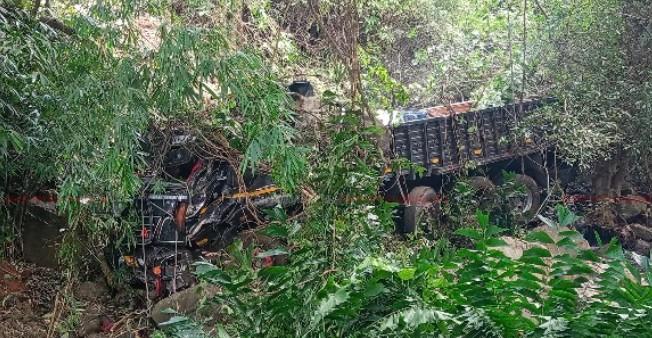 താമരശ്ശേരി ചുരം ഒന്നാം വളവിൽ ലോറി മറിഞ്ഞ് അപകടം