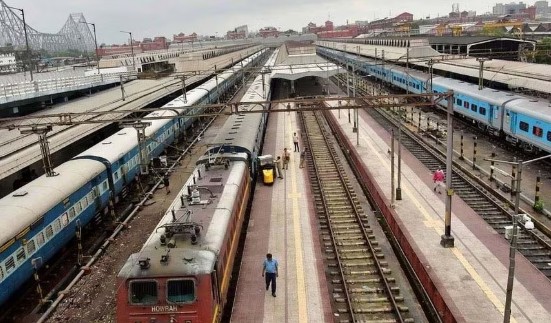 യാത്രക്കാർ ശ്രദ്ധിക്കുക, നാളെയും മറ്റന്നാളും കേരളത്തിൽ ട്രെയിൻ ഗതാഗത നിയന്ത്രണം; ചിലത് റദ്ദാക്കി, ചിലത് വഴിതിരിച്ചുവിടും, പുതിയ മാറ്റങ്ങൾ അറിയാം