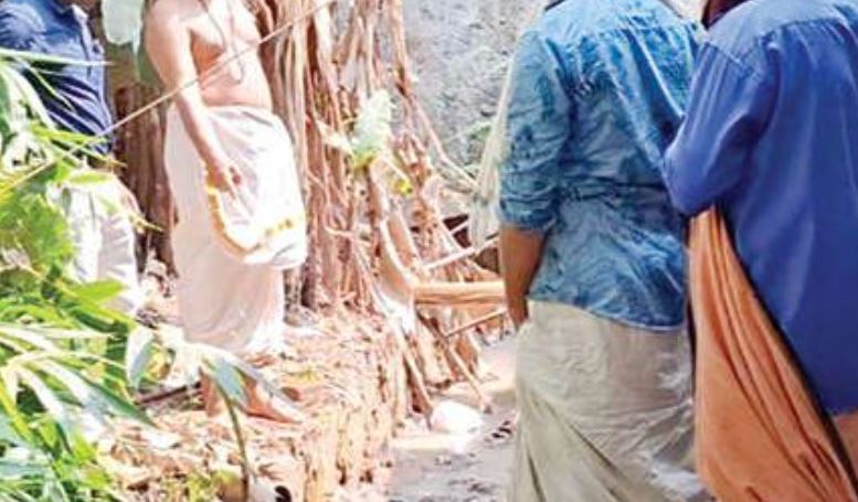 വടകര റെയിൽവേ സ്റ്റേഷനടുത്ത് ക്ഷേത്രത്തിന് സമീപം ഓവുചാലിലൂടെ കക്കൂസ് മാലിന്യം ഒഴുക്കുന്നതായി പരാതി